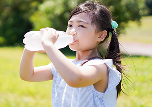 子どもが飲料を飲むイメージ画像