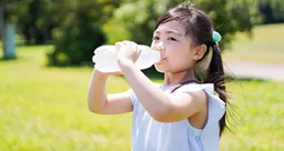 子どもが飲料を飲むイメージ画像