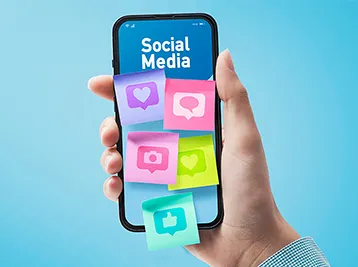 複数のSNSアプリが入ったスマートフォンのイメージ