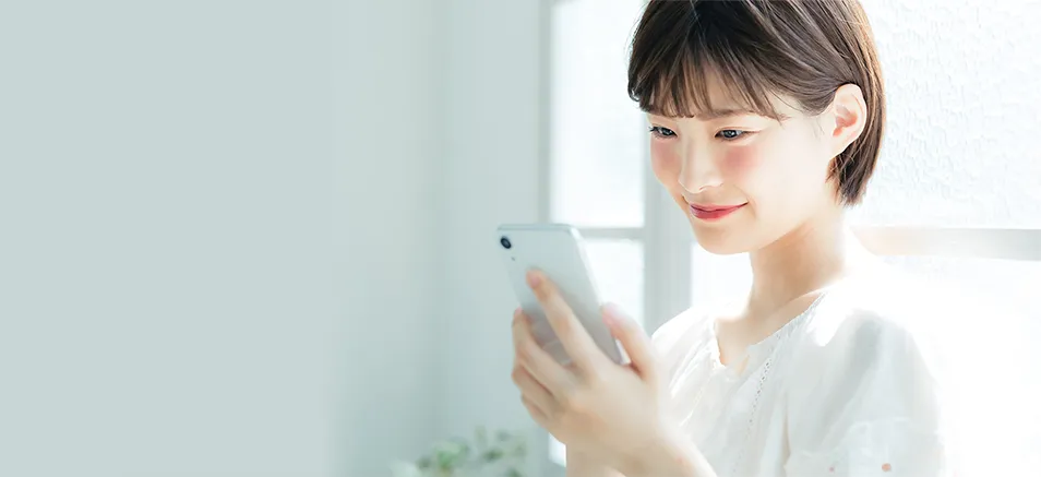 主婦がSNSを見ているイメージ