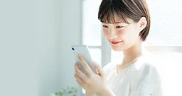 主婦がSNSを見ているイメージ