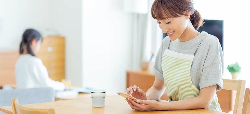 スマートフォンを操作する女性