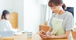 スマートフォンを操作する女性