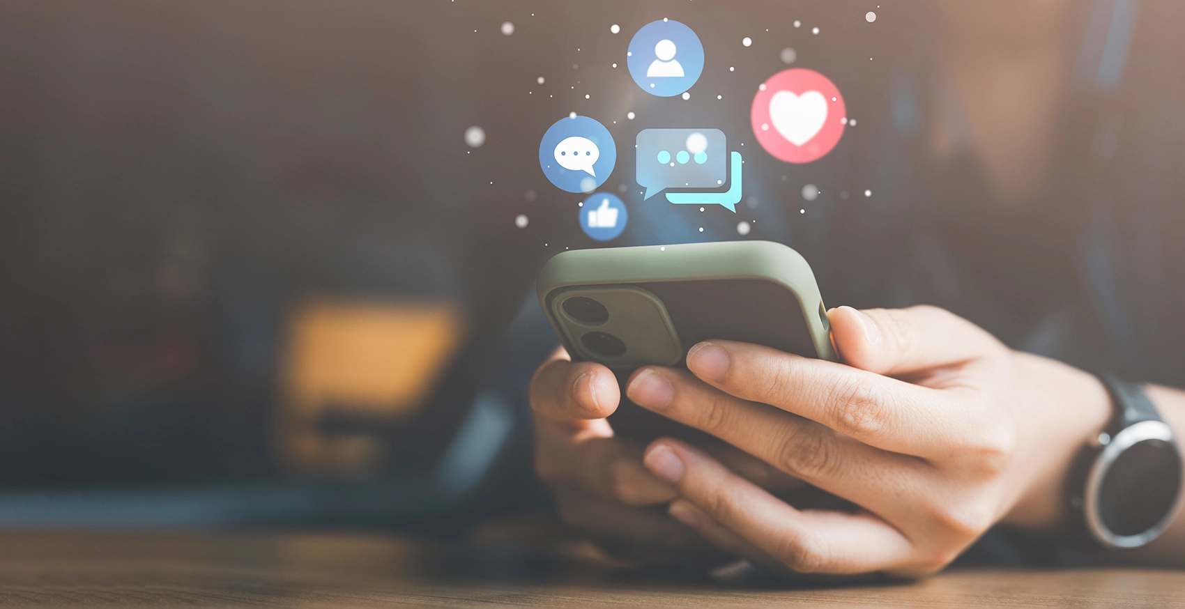 スマートフォンでSNSを閲覧している様子