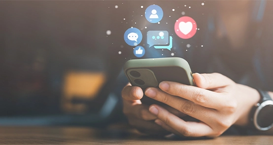 スマートフォンでSNSを閲覧している様子